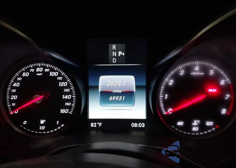 2017 Mercedes-Benz C 300 z USA, uszkodzony, nr VIN 55SWF4JB0HU217379